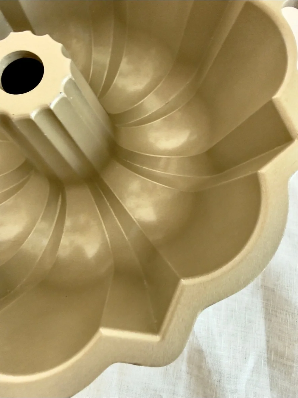 Nordic Ware ProfGrade 60th Anniversary Cast Aluminum Silver/Gold Bundt Pan 50037